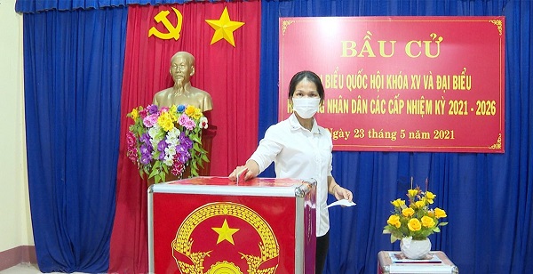 Cử tri huyện Chơn Thành tham gia bỏ phiếu bầu cử