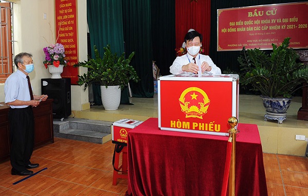 Bí thư Tỉnh ủy Hải Dương Phạm Xuân Thăng bỏ phiếu bầu cử tại phường Hải Tân , TP. Hải Dương