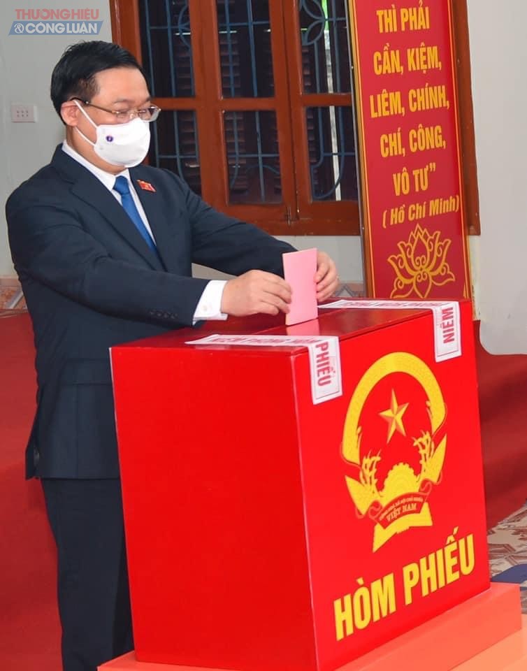 Chủ tịch Quốc hội Vương Đình Huệ tham dự bỏ phiếu bầu cử tại huyện An Lão