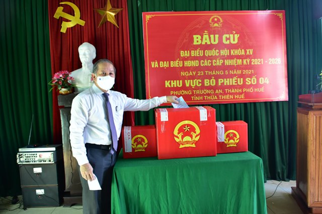 Ông Phan Ngọc Thọ- Chủ tịch UBND tỉnh TT Huế thực hiện nghĩa vụ công dân ở phường Thuỷ Xuân