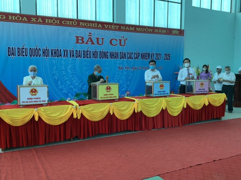 Khu vực bỏ phiếu số 06, thị trấn Phố Ràng huyện Bảo Yên do Đồng chí Dương Đức Huy - Ủy viên BTV Tỉnh ủy, Trưởng ban Tuyên Giáo Tỉnh ủy chỉ đạo công tác bầu cử.
