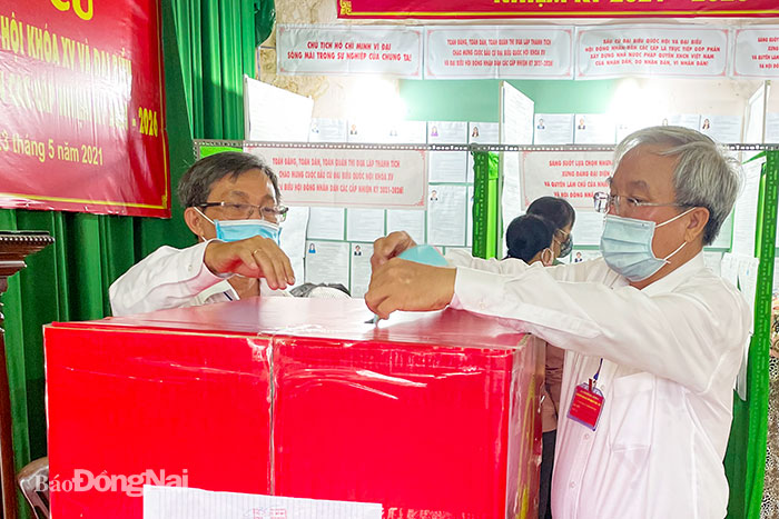 Chủ tịch Uỷ ban MTTQ Việt Nam tỉnh Cao Văn Quang bỏ phiếu bầu Đại biểu Quốc hội và HĐND các cấp. Ảnh: Đăng Tùng.