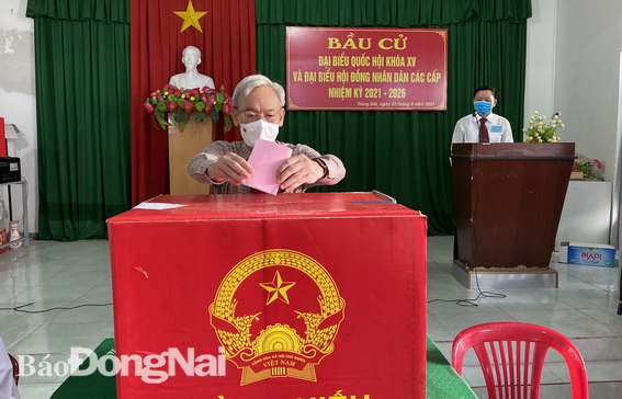 Đồng chí Nguyễn Phú Cường, Bí thư Tỉnh ủy, Chủ tịch HĐND tỉnh bỏ phiếu thực hiện quyền công dân của mình.