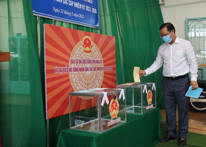 Bí thư Tỉnh ủy, Chủ tịch HĐND tỉnh - Nguyễn Văn Được dự khai mạc bầu cử và bỏ phiếu tại khu vực bầu cử số 1, thị trấn Bến Lức