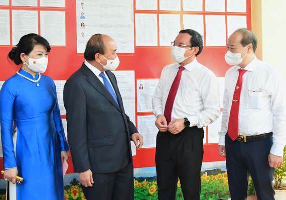 Chủ tịch nước Nguyễn Xuân Phúc trao đổi cùng Bí thư Thành ủy TPHCM Nguyễn Văn Nên sau khi bỏ phiếu.