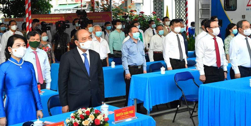 Chủ tịch nước Nguyễn Xuân Phúc và phu nhân dự khai mạc bầu cử tại khu vực bỏ phiếu số 41 (thị trấn Củ Chi).