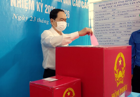 Phó Chủ tịch Thường trực Quốc hội Trần Thanh Mẫn bỏ phiếu bầu cử tại TP Cần Thơ. Ảnh: Tuấn Quang