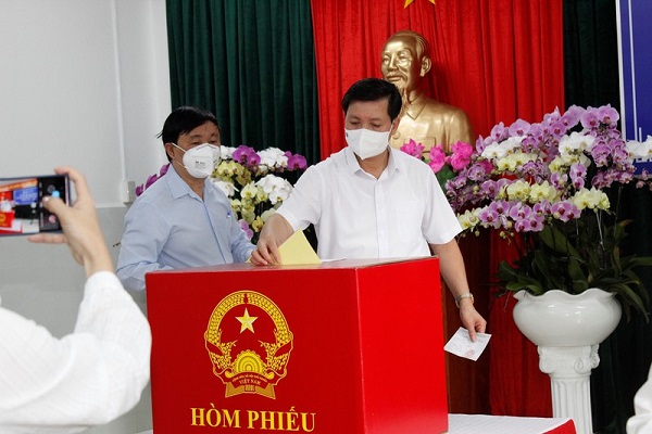 Cử tri tham gia bỏ phiếu bầu cử ở quận Ninh Kiều, TP Cần Thơ