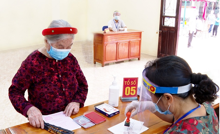 Cử tri Trần Thị Đông, 101 tuổi đang làm thủ tục bầu cử.