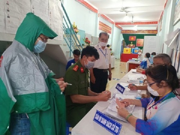 Cử tri phường Phước Bình, TP Thủ Đức vượt trời mưa đi bầu cử