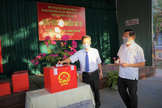 Trưởng BTG Hoàng Khánh Hùng (mang cà vạt) và bí thư Đảng uỷ khối DN Nguyễn Quang Tuấn tham gia bỏ phiếu