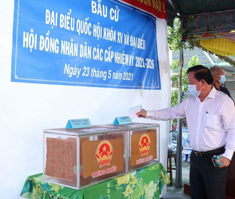 Chủ tịch UBND tỉnh - Nguyễn Văn Út bỏ phiếu tại khu vực bầu cử số 3