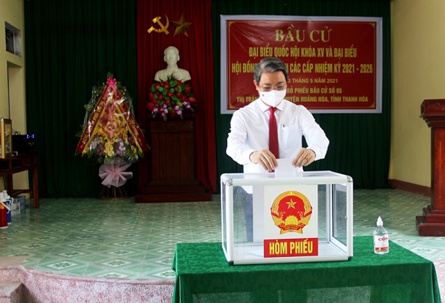 Ông Lê Đức Giang, Phó Chủ tịch UBND tỉnh Thanh Hóa bỏ phiếu, thực hiện quyền công dân của mình