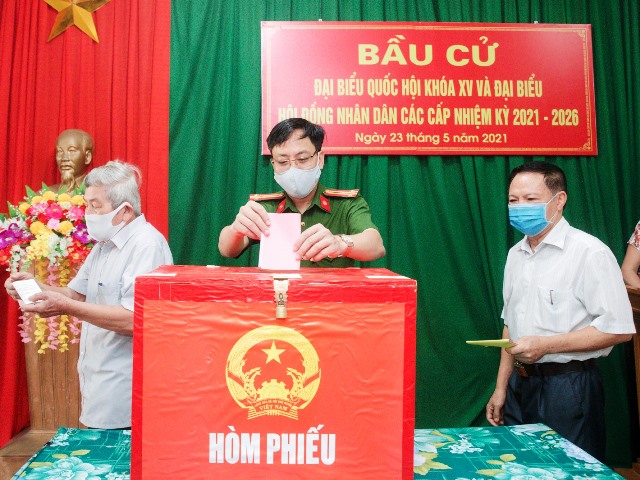 Các cử tri tỉnh Hà Tĩnh tham gia bầu cử ĐBQH khóa XV và đại biểu HĐND