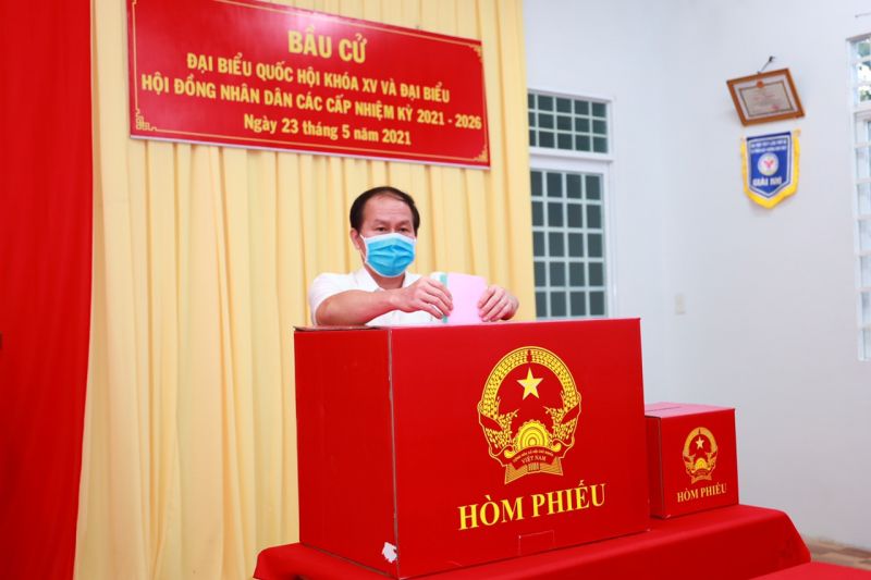 Bí thư tỉnh Hậu Giang Lê Tiến Châu, bỏ phiếu ở Khu vực bầu cử số 04, TT Cây Dương, huyện Phụng Hiệp.