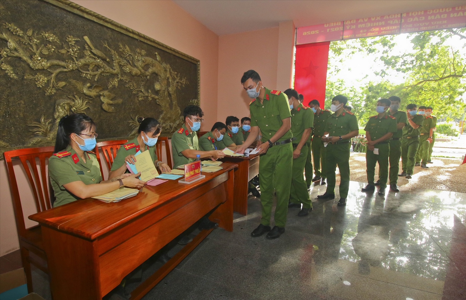 Cán bộ, chiến sĩ Công an tỉnh Hậu Giang tham gia bầu cử sớm