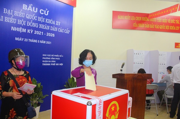 Ủy viên Bộ Chính trị, Trưởng Ban Tổ chức Trung ương Trương Thị Mai thực hiện bỏ phiếu bầu cử