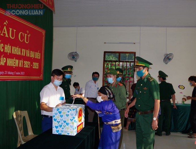 Cử tri tại bản Xắng Hằng, xã Yên Khương, huyện Lang Chánh bỏ phiếu bầu cử.