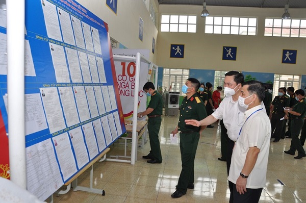Trưởng Ban Dân vận Tỉnh ủy Nguyễn Thanh Tùng kiểm tra bầu cử tại thị trấn Hương Canh
