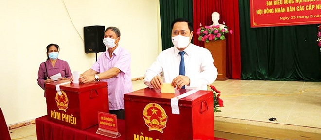 Chủ tịch UBND tỉnh Hồ Tiến Thiệu tham gia bỏ phiếu bầu cử