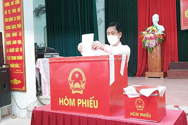 Cử tri Thái Thanh Qúy, Bí thư Tỉnh ủy Nghệ An bỏ phiếu bầu cử