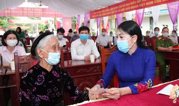 Tổ bầu cử Số 1, phường Ngô Quyền, thành phố Vĩnh Yên có 1.186 cử tri, trong đó có 12 cử tri lần đầu đi bỏ phiếu và cử tri cao tuổi nhất là cụ Nguyễn Thị Thành (94 tuổi).