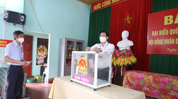 Chủ tịch Ủy ban MTTQ tỉnh Nguyễn Tuấn Khanh thực hiện nghĩa vụ công dân tại khu vực bỏ phiếu số 7, thị trấn Lập Thạch