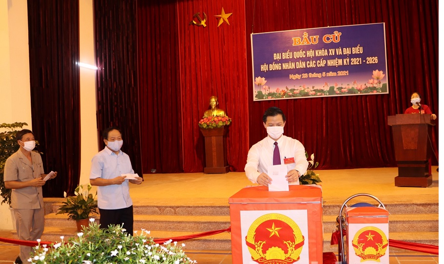 Phó Chủ tịch Thường trực UBND tỉnh Vương Quốc Tuấn bỏ phiếu tại Khu vực bỏ phiếu số 9, phường Vũ Ninh.