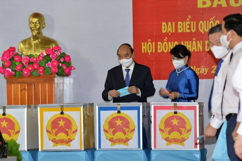 Chủ tịch nước Nguyễn Xuân Phúc cùng phu nhân bỏ phiếu ở Củ Chi, TP.HCM