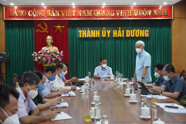 Ông Lưu Văn Bản, Phó Chủ tịch UBND tỉnh Hải Dương làm Tổ trưởng hỗ trợ TP Hải Dương khẩn trương dập dịch.