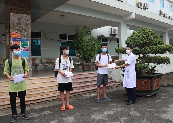 Các bệnh nhân Covid-19 điều trị tại BV dã chiến Tiên Du được xuất viện sáng nay 24/5