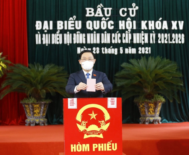 Chủ tịch Quốc hội Vương Đình Huệ thực hiện bỏ phiếu bầu cử