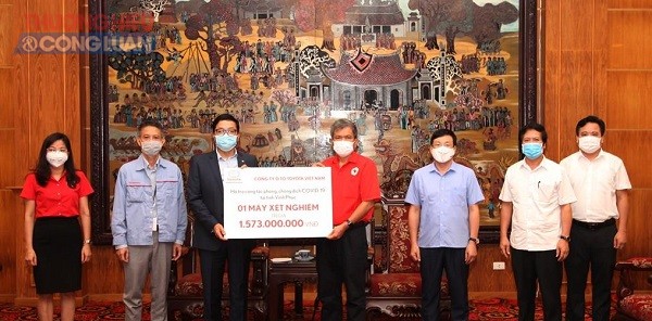 Toyota Việt Nam ủng hộ máy xét nghiệm nhanh COVID-19 cho tỉnh Vĩnh Phúc