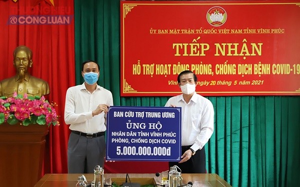 Ban Cứu trợ Trung ương (Ủy ban T.Ư MTTQ Việt Nam) đã đến Bắc Giang và Vĩnh Phúc trao tặng mỗi địa phương số tiền 5 tỷ đồng ủng hộ công tác phòng, chống dịch.