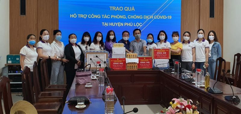 Ông Trần Văn Minh Quân, Phó chủ tịch UBND huyện Phú Lộc tiếp nhận quà hỗ trợ