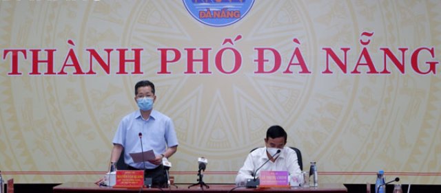 Bí thư Thành ủy Nguyễn Văn Quảng (trái) chỉ đạo tại cuộc họp phòng, chống Covid-19 chiều 24/5