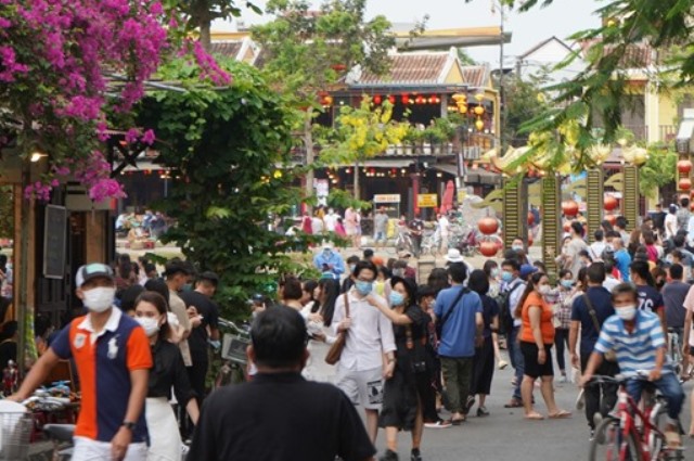 Rất đông du khách đổ về phố cổ Hội An vui chơi, tham quan khiến các tuyến đường đều chật kín.