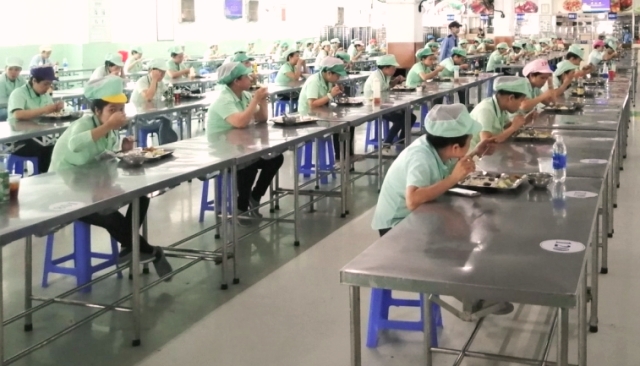 Công ty điện tử Foster Việt Nam bố trí khu vực nhà ăn của công nhân giãn cách để phòng chống dịch Covid-19. Công ty điện tử Foster Việt Nam bố trí khu vực nhà ăn của công nhân giãn cách để phòng chống dịch Covid-19.