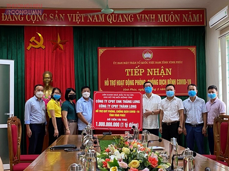 Chủ tịch Ủy ban MTTQ tỉnh Nguyễn Tuấn Khanh tiếp nhận ủng hộ phòng, chống dịch.