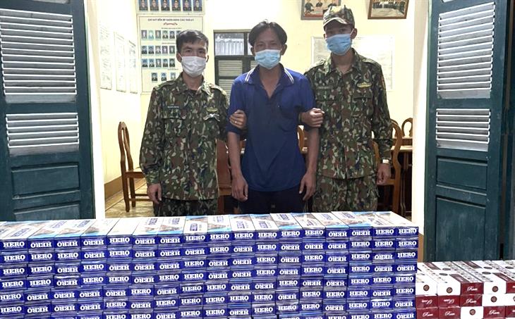Đối tượng Phan Văn Linh và số thuốc lá lậu bị bắt giữ