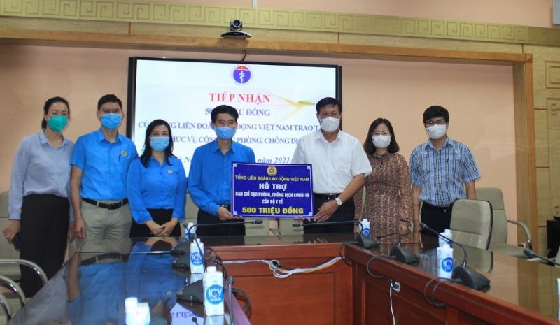 Đồng chí Đỗ Xuân Tuyên, Thứ trưởng Bộ Y tế tiếp nhận 500 triệu đồng từ Tổng Liên đoàn Lao động Việt Nam