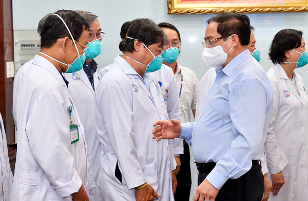 Thủ tướng Phạm Minh Chính động viên đội ngũ thầy thuốc của BV Chợ Rẫy, ngày 13/5/2021 (Ảnh: VGP/Nhật Bắc)