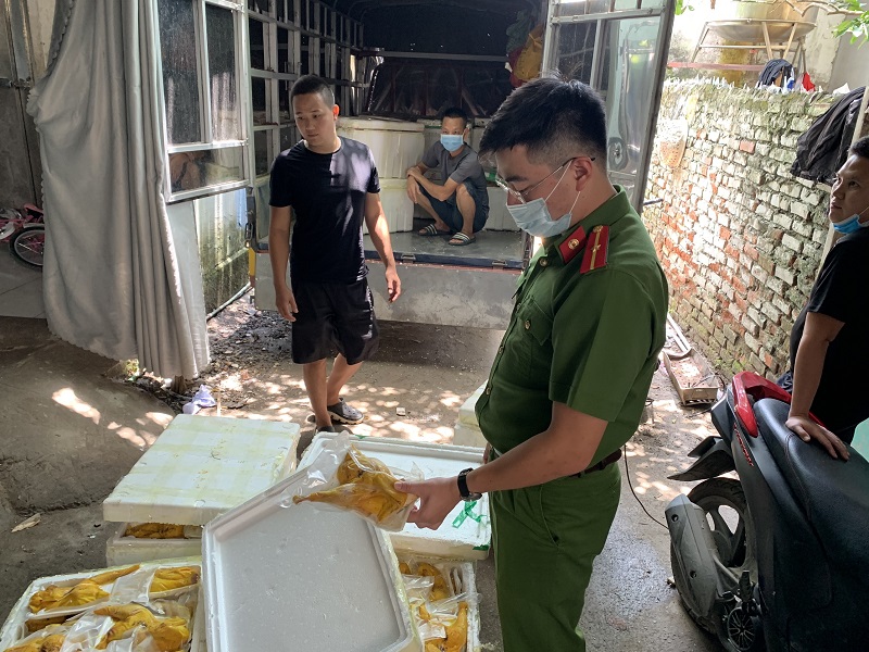 Bắt quả tang đối tượng vận chuyển hơn nửa tấn gà ủ muối nhập khẩu không có hóa đơn chứng từ