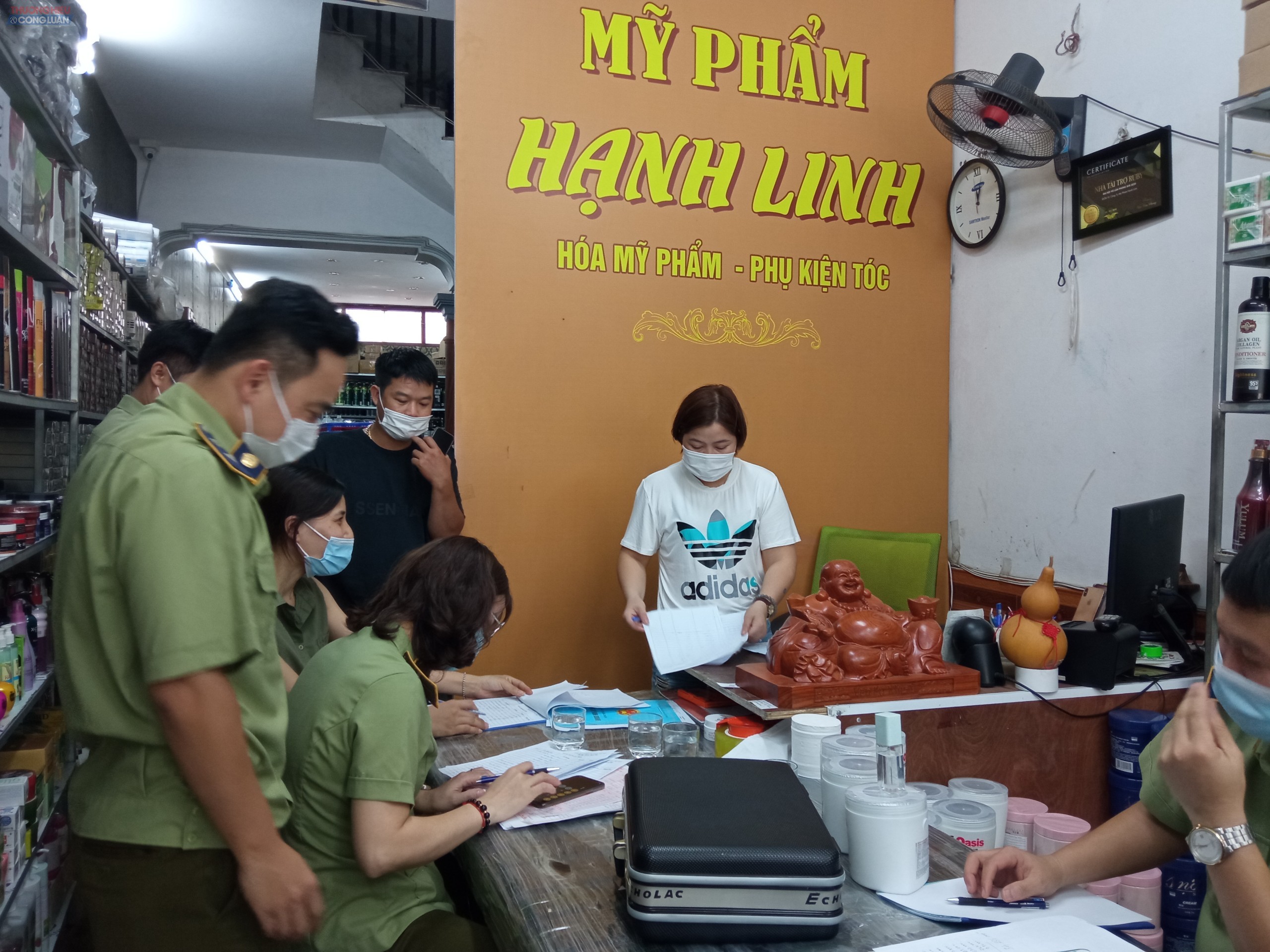Đoàn liên ngành tiến hành kiểm tra cơ sở mỹ phẩm Hạnh Linh