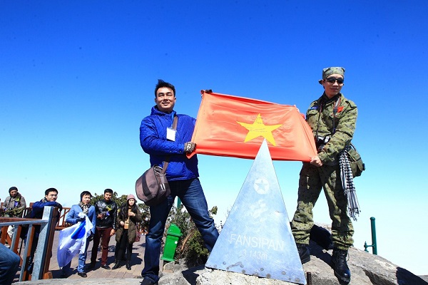 Anh Lê Hồng Quang (phải) – một trong nhưng người “khai sinh” ra đỉnh chóp kim loại trên đỉnh Fansipan
