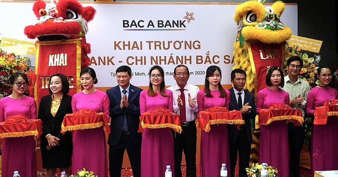 Các đại diện ngân hàng Bắc Á cắt băng khai trương chi nhánh Bắc Sài Gòn. (Ảnh: Ngân hàng Bắc Á.)