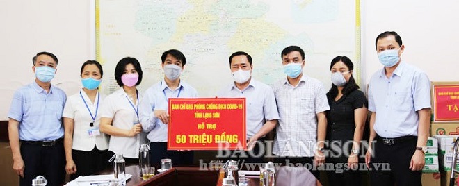 Lạng Sơn: Trao kinh phí hỗ trợ Trung tâm Kiểm soát bệnh tật tỉnh