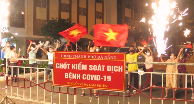 Người d&acirc;n vui mừng trước giờ hết c&aacute;ch ly y tế.