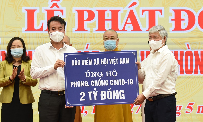 Tổng Giám đốc BHXH Việt Nam Nguyễn Thế Mạnh -thay mặt toàn thể công chức, viên chức, người lao động ngành BHXH Việt Nam, đã trao 2 tỷ đồng ủng hộ phòng, chống dịch Covid-19.