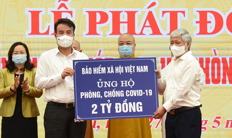 Bảo hiểm Xã hội Việt Nam trao 2 tỷ đồng ủng hộ phòng chống dịch Covid-19